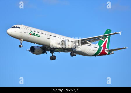 Alitalia Airbus A321 I-BIXP l'atterrissage à l'aéroport Heathrow de Londres, UK Banque D'Images