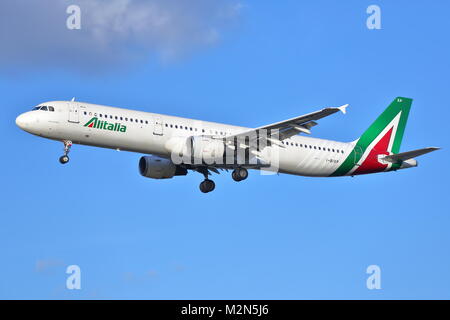 Alitalia Airbus A321 I-BIXP l'atterrissage à l'aéroport Heathrow de Londres, UK Banque D'Images