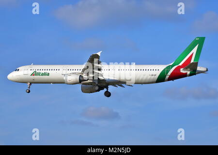 Alitalia Airbus A321 I-BIXP l'atterrissage à l'aéroport Heathrow de Londres, UK Banque D'Images