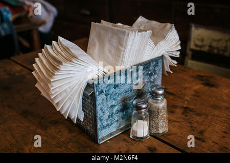 Set de serviettes de table avec le sel et le poivre sur la table à café Banque D'Images