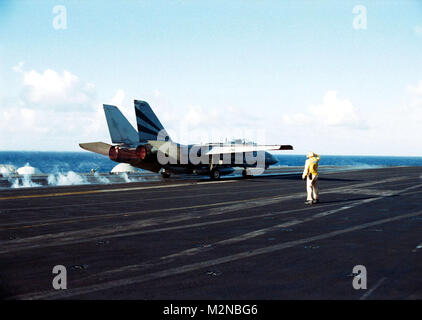 010417-N-4441P-010 À BORD DU USS Kitty Hawk (17 avril 2001) -- Un F-14A 'Tomcat' attaché à la 'Black Knights' de l'Escadron de chasse un cinq-quatre (VF-154) lance à partir de la catapulte à bord trois USS Kitty Hawk (CV 63). VF-154 fait partie de Carrier Air Wing 5 (CVW-5) et en cours pour un déploiement ordinaire avec Kitty Hawk. U.S. Navy photo by Photographer's Mate de 3e classe Michael J. Pusnik, Jr. (libéré) 010417-N-4441P-010 par navalsafetycenter Banque D'Images