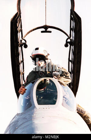 010419-N-3228G-008 à bord du USS Kitty Hawk (19 avril 2001) -- Le lieutenant aviateur naval Todd Cimacata monte dans le cockpit de son F-14A 'Tomcat' attaché à la 'Black Knights' de l'Escadron de chasse un cinq-quatre pour commencer le vol du matin des opérations à bord de l'USS Kitty Hawk (CV-63). Kitty Hawk est en cours pour un déploiement de routine. U.s. Navy photo by Photographer's Mate 1re classe William R. Goodwin. (Publié) 010419-N-3228G-008 par navalsafetycenter Banque D'Images