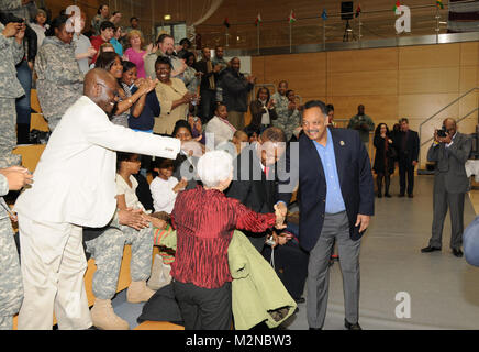 Photo prise par le s.. Timothy L. Sage Jr. Révérend Jesse Jackson lors de sa visite à Wiesbaden le 3 février. Leader des droits civils, le pasteur Jesse Jackson visites communauté militaire de l'Allemagne par l'EUCOM Banque D'Images