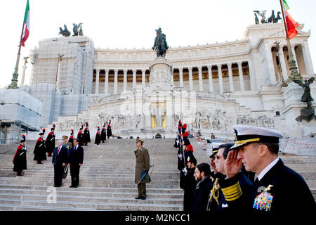 Le secrétaire à la Défense Robert M. Gates et le ministre italien de la défense Ignazio La Russa une gerbe sur la Tombe du Soldat inconnu au monument de Vittorio Emanuale à Rome, Italie, 7 février 2010. Photo du DOD par Cherie Cullen (publié) Le secrétaire à la Défense Robert M. Gates à l'Italien tombe du Soldat inconnu par l'EUCOM Banque D'Images