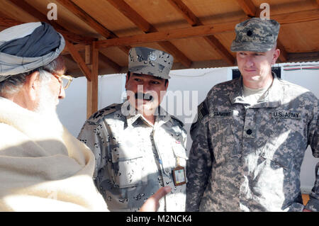 NANGARHAR, Afghanistan (fév. 9, 2010) - 100209-A-3421S-191 de l'armée américaine le Lieutenant-colonel Randall C. Simmons Jr., commandant du 1er escadron, 108e régiment de cavalerie, et 6e Kandak Le Colonel commandant de la police frontalière afghane Mohammed Niazy-d'écoute de Malik, Yaghistan 9 février à Jalalabad, à base d'Hughie. Le Malik et des membres principaux de la jirga Shinwari, ou du conseil, a présenté une valeur élevée personne d'intérêt pour le questionnement pour les forces de la coalition. La loi est une preuve de confiance et de soutien conformément à l'historique des politiques de l'unification des tribus accord signé fin janvier par Shinwari 170 t Banque D'Images