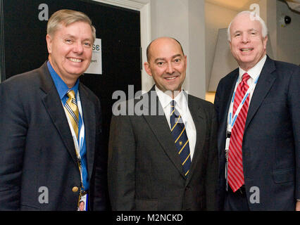 Le sénateur Lindsey Graham, de Caroline du Sud, # l'EUCOM, le SACEUR # @stavridisj et le sénateur John McCain de l'Arizona, au cours de la 46e Conférence de Munich sur la sécurité par l'EUCOM Banque D'Images