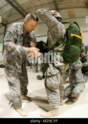 Le colonel Mark R. bégayer, commandant de la 1 Brigade, 82e Division aéroportée (Conseiller et aider Brigade), effectue une inspection du personnel de parachutisme sur l'un de ses parachutistes pour un saut d'entraînement le 12 février 2010, à la base aérienne d'Al Asad, l'Iraq. Le saut est la première étape importante vers l'objectif d'entraînement en vol de l'Iraq - États-Unis exerce à la suite de l'élection nationale au début du mois de mars. (U.S. Photo de l'armée par la CPS. Michael J. MacLeod, 1/82 AAB, USD-C) saut d'entraînement par 1st Armored Division et Fort Bliss Banque D'Images