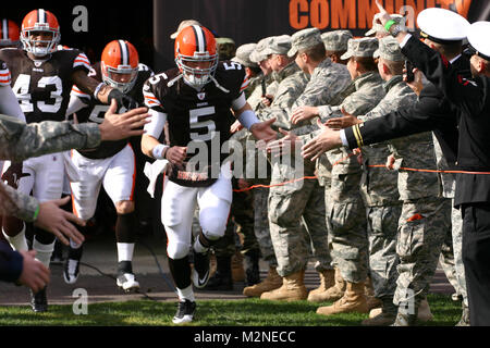 Cleveland Browns quarterback Brett Ratliff high-fives les soldats de la Garde nationale de l'Ohio et les aviateurs et d'autres membres du service militaire qu'il fait son chemin sur le terrain dans le Cleveland Browns Stadium, Cleveland, Ohio, le 7 novembre 2010. Les membres de la Garde nationale de l'Ohio, ainsi que plus de 100 autres membres du service militaire de toutes les directions générales, ont été invités à participer à l'accueil Browns' match contre les New England Patriots et participer à des jeux et des événements à mi-temps l'honneur des anciens combattants. Avec plus de 80 membres de la garde de l'Ohio encouragements de l'état, le Browns a gagné 34-14. La Garde nationale de l'Ohio (photo de S Banque D'Images