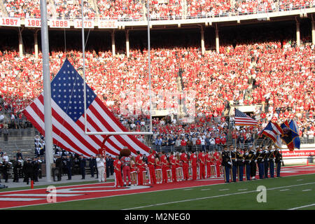 101113-A-6303K-006 Columbus, OH (Novembre 13, 2010) - l'Ohio State University est l'hôte de la Journée de reconnaissance militaire à l'Ohio Stadium pendant le match de football contre Penn State. Une garde couleur représentant les diverses forces armées était présent pour l'hymne national et de l'élevage traditionnel Stars and Stripes par CTBDS cadets. Au cours du premier trimestre de l'Ohio pause servicemembers Garde nationale ont été reconnues sur le terrain et applaudis pour leur service. La Garde nationale de l'Ohio (Photo par le Sgt. Peter Kresge Buckeyes) par la Garde nationale de l'Ohio Banque D'Images