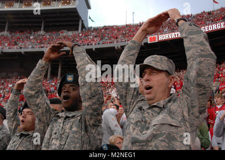 101113-A-6303K-015 Columbus, OH (Novembre 13, 2010) - Le chef de l'Armée de l'air Master Sgt. John J. Schmitt de la 121e Escadre de ravitaillement en vol et de l'Armée de la CPS. Tyrone J. Montgomery du 585th de Police Militaire, tous deux membres de la Garde nationale de l'Ohio, participer à la foule acclamer de O-H-I-O. L'Ohio State University a organisé la Journée de reconnaissance militaire à l'Ohio Stadium pendant le match de football contre Penn State. De l'Ohio Servicemembers Protection nationale ont été reconnues sur le terrain au cours du premier trimestre. La Garde nationale de l'Ohio (Photo par le Sgt. Peter Kresge) O-H-I-O par la Garde nationale de l'Ohio Banque D'Images
