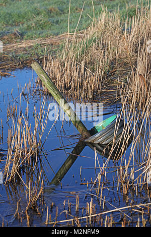 Fossé de drainage dans la région de Marsh à niveau plus élevé des terres d'intendance Hempstead, Lessingham, Norfolk, UK Janvier Banque D'Images