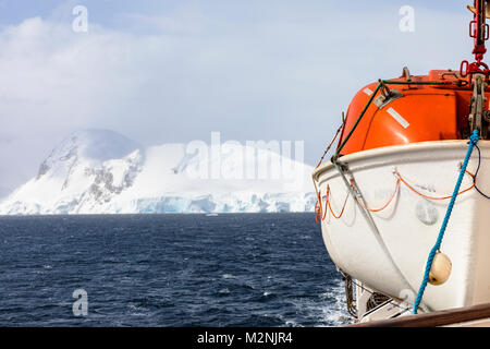 Navire de passagers aventurier océan transporte les skieurs alpinisme à l'Antarctique Banque D'Images