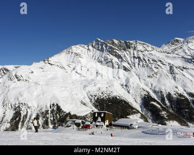 Des scènes d'hiver dans la station de sports d'Zinal dans le canton du Valais Suisse en vue de la station intermédiaire à Sorebois Banque D'Images