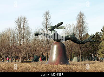 Minneapolis, Minnesota - 15 mars 2015 : Partager sur bell sur piles en pierre de Portland par Barry Flanagan à Minneapolis sculpture garden, Walker Art Center. Banque D'Images