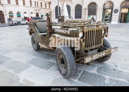 Trieste, Italie - 31 mars 2017 : Exposition de voitures American vintage de la guerre mondiale 2, Willys Jeep. Banque D'Images