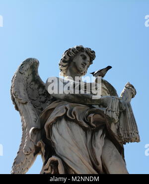 Angel avec les Whips sculpture à Rome Italie avec pigeon posé sur son épaule. Un des anges au célèbre Ponte Sant'Angelo bridge. Banque D'Images