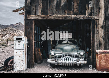 Old vintage voiture camion abandonné dans le désert Banque D'Images
