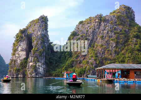 Village de pêcheurs flottant Vung Vieng Banque D'Images