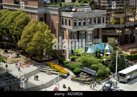 Private Luxury Club à l'extérieur de Vancouver, BC Canada, Lot 19 parc public jardin fleuri journée ensoleillée, édifice de verre fond réflexions Banque D'Images