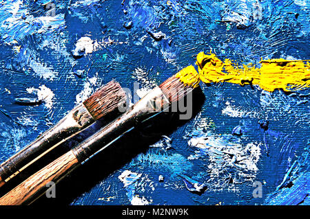 Deux brosses situées en diagonale sur toile, peint avec la peinture à l'huile. base de peinture bleu-blanc et l'arrière-plan a tenu une ligne horizontale de couleur jaune Banque D'Images