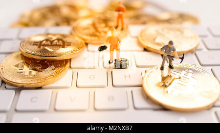 Avec peu de Bitcoin figure sur clavier Banque D'Images