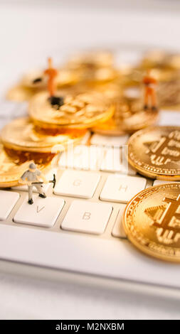 Avec peu de Bitcoin figure sur clavier Banque D'Images