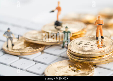 Avec peu de Bitcoin figure sur clavier Banque D'Images