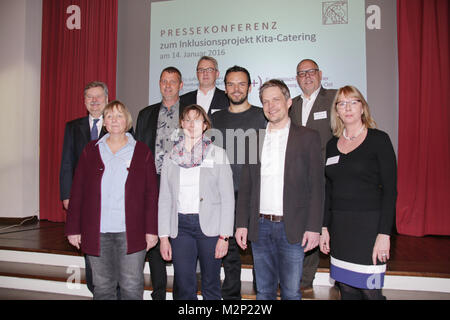 Steffen Henssler Schirmherr Kai Gosslar Hambourg Stiftung Pestalozzi Pressekonferenz Zum Inklusionsprojekt Gesundes Essen Fuer Kinder Im Gemeindehaus Des Michel Hambourg 14 01 16 Photo Stock Alamy