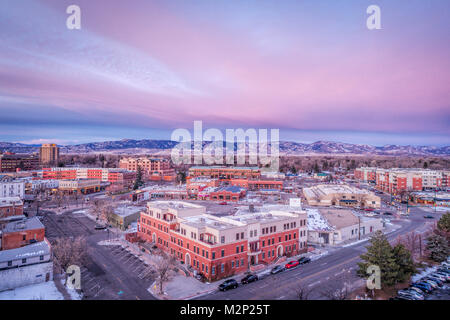 FORT COLLINS, CO, USA - Le 13 décembre 2016 : le centre-ville de Fort Collins, Colorado, à l'aube d'hiver froid - vue aérienne avec des lumières de Noël et Rocky Mountain Banque D'Images