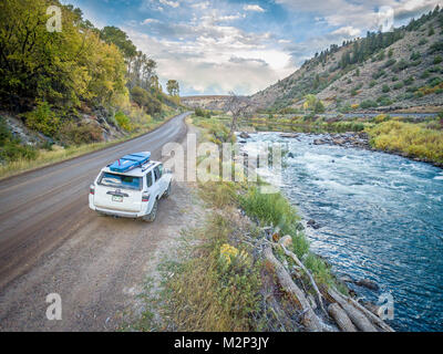 BURNS, CO, USA - 28 septembre 2016 : Toyota 4Runner édition Trail SUV (2016) portant un paddleboard sur une rive de la rivière Colorado en couleurs d'automne. Banque D'Images