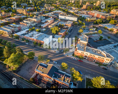 FORT COLLINS, CO, USA - 11 septembre 2016 : le centre-ville de Fort Collins, Colorado, à la fin de l'été lever du soleil - vue aérienne grand angle avec distorsion. Banque D'Images