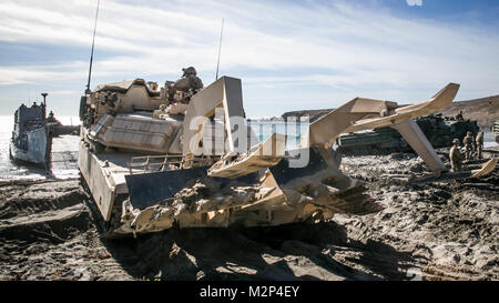 Les Marines américains du 1er Bataillon de Génie de Combat, 1 Division de marines, effectuer le premier débarquement amphibie dans un assaut Breacher Véhicule avec une modification de toute la largeur de la mine pendant l'exercice prototype Chevalier d'acier sur la côte ouest. Marine Corps Systems Command a testé le prototype qui sera plus facile à transporter l'ABV du navire au rivage. (U.S. Marine Corps photo par Lance Cpl. Rhita Daniel) Banque D'Images