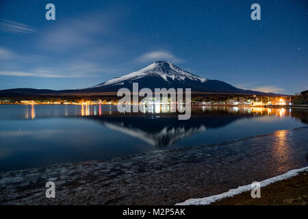 Le mont Fuji au lac Yamanaka glacé en hiver Banque D'Images