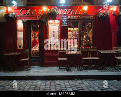 Montmartre, Paris - 7 janvier 2018 : soirée vue d'un restaurant typique dans le quartier des artistes de Montmartre, Paris. Banque D'Images