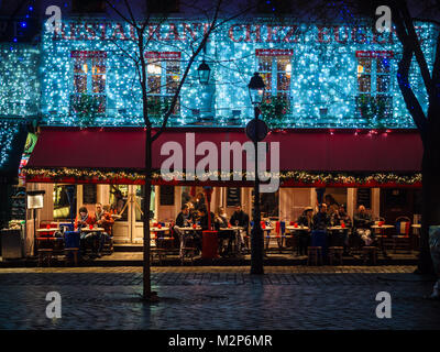 Montmartre, Paris - 7 janvier 2018 : Vue de nuit sur la célèbre place des artistes et des restaurants typiques avec des tables en plein air qui l'entourent. Banque D'Images