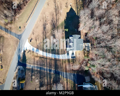 Drone photo de maison en Virginie, Etats-Unis, au cours de l'hiver. De longues ombres peut être vu, ainsi que la forêt à l'arrière Banque D'Images