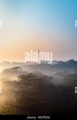 Un matin tôt lever du soleil d'hiver avec fine couche de brume à la plus célèbre Qutub Minar dans la capitale de New Delhi Banque D'Images