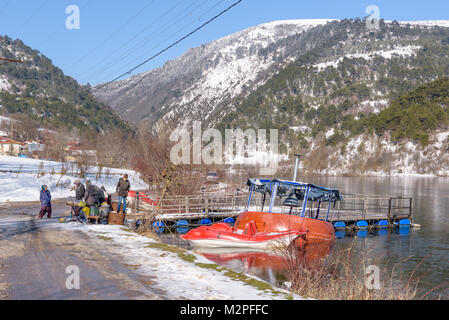 Les gens vendent turc non identifié près de la nourriture locale Cubuk lake en Goynuk district,Bolu, Turquie.27 Janvier 2018 Banque D'Images