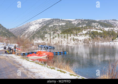 Les gens vendent turc non identifié près de la nourriture locale Cubuk lake en Goynuk district,Bolu, Turquie.27 Janvier 2018 Banque D'Images