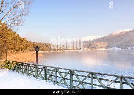 Vue paysage de lac Abant congelé dans le Parc National de Golcuk à Bolu, Turquie. Banque D'Images