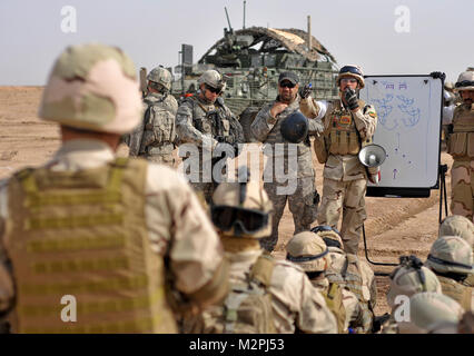 Le s.. Ayad enseigne class. KIRKUSH BASE D'ENTRAÎNEMENT MILITAIRE, L'Irak - Le s.. Ayad, 5e Division de l'armée iraquienne, enseigne l'jinood irakien, l'arabe pour les soldats, une classe de manœuvre avant un exercice de tir réel à Kirkush Base d'entraînement militaire, l'Irak, le 9 mars 2011. Des soldats américains affectés au 1er Bataillon, 21e Régiment d'infanterie, 2e Brigade d'aider et de conseiller, 25e Division d'infanterie, a assumé un rôle de supervision comme instructeurs irakiens ont conduit le cours de l'Iraq. Après trois itérations de l'cycles de formation de 25 jours, appelé Tadreeb al Shamil, Arabe pour tous formation inclusive, les forces américaines sont en transition c Banque D'Images