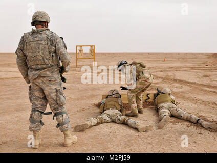 Le Sgt. Roysden observe la formation. KIRKUSH BASE D'ENTRAÎNEMENT MILITAIRE, L'Irak - Le Sgt. Roysden Alexander, la Compagnie A, 1er Bataillon, 27e Régiment d'infanterie, observe un Irakien coaching instructeur des soldats iraquiens de 4e Bataillon, 21e Brigade, 5e Division de l'armée irakienne à travers un exercice de tir réel à Kirkush Base d'entraînement militaire, l'Irak, le 9 mars 2011. Comme les forces américaines à se préparer à la transition à base de formation, de contrôle de Ia instructeurs irakiens mènent leurs propres cours de formation, alors que les troupes américaines prennent un rôle de supervision. Les soldats de 'vrille' 1er Bn., 21ème Inf. Regt. font partie de la 2e conseiller et assister les br Banque D'Images