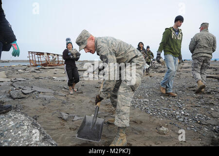 MISAWA, au Japon (19 mars 2011) - Chef Master Sgt. Matt Wickham, de Eldersburg Md., utilise une pelle pour extraire les briques du trottoir à Misawa Port de pêche. Les membres du service, les employés civils et les membres de la famille de Misawa Air Base rejoint avec les résidents de la ville de Misawa pour nettoyer le port après un tremblement de terre de magnitude 9,0 qui a provoqué un tsunami dévastateur le long de la côte est du Japon. (U.S. Photo par marine Spécialiste de la communication de masse 1re classe Matthieu M. Bradley/libérés) 110319-N-2653B-092 par le commandant des Forces navales des États-Unis, Japon (CNFJ) Banque D'Images