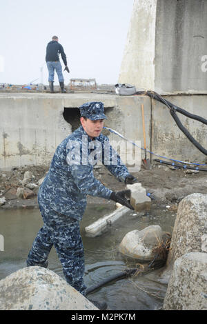 MISAWA, au Japon (19 mars 2011) - 2e classe Mineman Thomas Harrell rassemble les briques du trottoir alors que le nettoyage de Misawa Port de pêche. Les membres du service, les employés civils et les membres de la famille de Misawa Air Base rejoint avec les résidents de la ville de Misawa de nettoyer le port après un tremblement de terre de magnitude 9,0 qui a provoqué un tsunami dévastateur le long de la côte est du Japon. (U.S. Photo par marine Spécialiste de la communication de masse 1re classe Matthieu M. Bradley/libérés) 110319-N-2653B-130 par le commandant des Forces navales des États-Unis, Japon (CNFJ) Banque D'Images