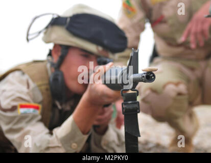 Squeeze de déclenchement. SITE D'EXPLOITATION D'URGENCE guerrier, l'Iraq - Un soldat iraquien affecté à la compagnie Commando 15e Brigade, 12e Division d'armée irakienne, les pratiques d'un déclencheur souple squeeze forer en entraînement entraîner par des soldats américains affectés à la société C, 1er Escadron, 14e Régiment de cavalerie, 1er Conseiller et aider le Groupe de travail, 1ère Division d'infanterie à la 15e Bde. siège dans la province de Kirkouk, en Irak, le 4 avril 2011. (U.S. Photo de l'armée par la CPS. Andrew Ingram, USD-N PAO) Trigger Squeeze par United States Forces - Iraq (inactif) Banque D'Images