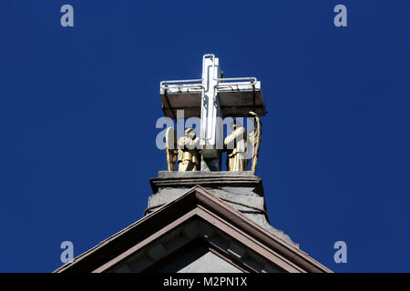 L'église St Francis Xavier Hill Country Nuwara Eliya Sri Lanka Province centrale Clocher avec croix et des Anges Banque D'Images