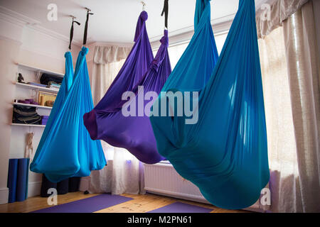 OXFORD, Angleterre. Le 3 février 2018. Les étudiants de l'Yoga Beat, Oxford, sont dans le cocon de soie leurs hamacs sur instruction des Shakenchi Stella. L'AERI Banque D'Images