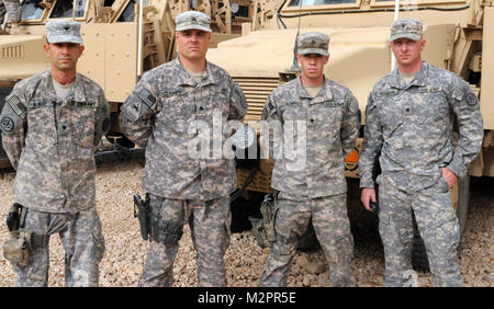 Diwaniya, Iraq - SPC. Cesar Nunez de Los Angeles, le Sgt. Anthony Cudney de Vallejo, en Californie, la CPS. Nick Galindo de Apple Valley, en Californie, et la CPS. Lloyd Rogers de Tuscumbia, Ala., tous les véhicules blindés blindés avec la société M, 3e Escadron, 3e régiment de cavalerie blindée posent devant leur chariot sur base d'Endeavour le 7 mai. L'équipage effectue des missions de sécurité quotidienne dans les environs de BOA s'efforcer et de la ville de Najaf, et prend en charge les projets de l'Équipe de reconstruction provinciale de Diwaniya. Photo de l'Armée américaine par le sergent. Garrett Ralston (110507-A-8856R-003) vigilants soldats par un Banque D'Images