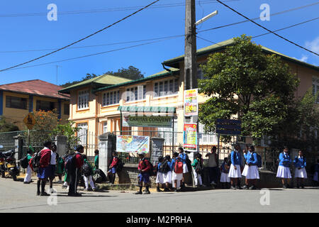 Keena Road Hill Country Nuwara Eliya Sri Lanka Province centrale par les enfants de l'école à l'extérieur passage de l'école des Soeurs de la Charité de Jésus et Marie Carita Banque D'Images