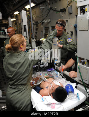 Le sergent-chef. Molly Quentin et le capitaine John-Michael Fowler s'occuper d'un patient gravement malade sur une mission d'évacuation médicale le 22 mai 2011, à partir de Pago Pago, Samoa américaines, à Tripler Army Medical Center, New York. Le sergent Quentin est un technicien d'évacuation aéromédicale affecté à la 18e Escadron d'évacuation aéromédicale Det. 1. Le capitaine Fowler est un élément essentiel du transport aérien avec l'infirmière de soins de la 13e Air Force Surgeon General's Office. (U.S. Air Force photo/Senior Airman Lauren principale) 110522-F-FD024-001.jpg par MilitaryHealth Banque D'Images